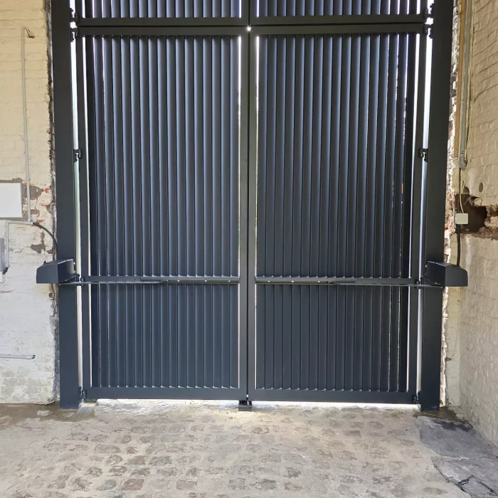 Vue intérieure d'une porte aluminium sur-mesure 2 battants installée dans une ferme par Newtech Fermetures