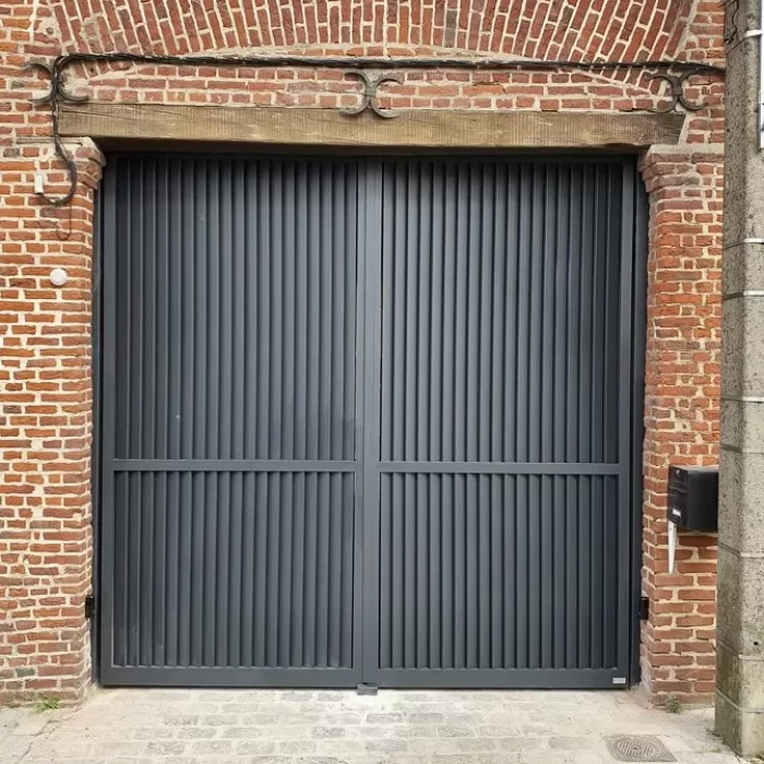 Porte cochère aluminium 2 battants modèle Sarlande, installée par Newtech Fermetures dans le Nord
